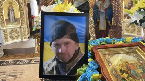Дорога, встелена квітами і сльозами: на Шепетівщині прощалися із Захисником