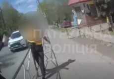 У Хмельницькому чоловік відкрив стрілянину посеред вулиці (Відео)