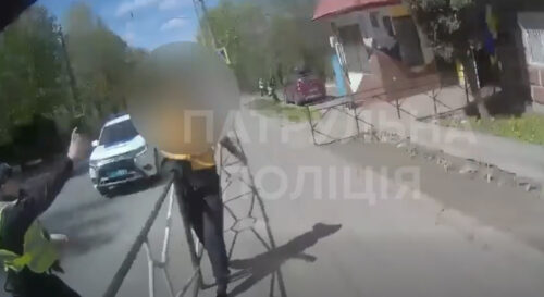 У Хмельницькому чоловік відкрив стрілянину посеред вулиці (Відео)