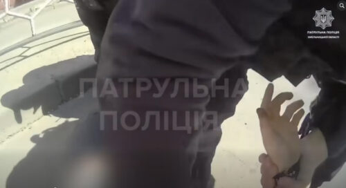 У Хмельницькому чоловік відкрив стрілянину посеред вулиці (Відео)