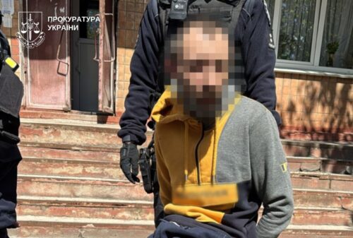 У Хмельницькому чоловік відкрив стрілянину посеред вулиці (Відео)