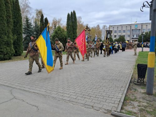 Понад рік надії і тиші: у Нетішині провели в останню путь Захисника «Топіка»