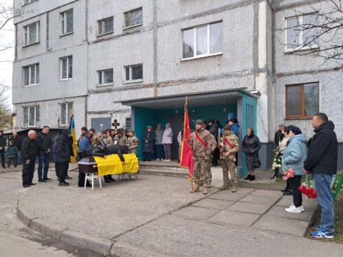 Понад рік надії і тиші: у Нетішині провели в останню путь Захисника «Топіка»