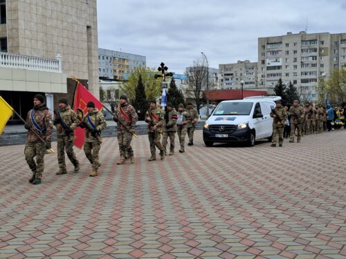 Понад рік надії і тиші: у Нетішині провели в останню путь Захисника «Топіка»