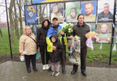 На Шепетівщині Захисник, який повернувся з полону, зняв фото з «Алеї Надії»