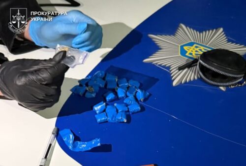 Спіймали з 21 пакетом канабісу: у Хмельницькому рецидивісту повідомили про підозру