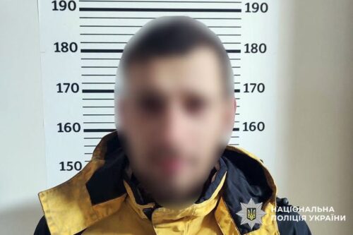 Побачив телефон біля каплички і не втримався: на Хмельниччині молодику оголосили підозру