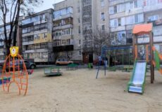 Власним коштом — заради пам’яті: у Славуті дружина полеглого Воїна облаштувала дитячий майданчик