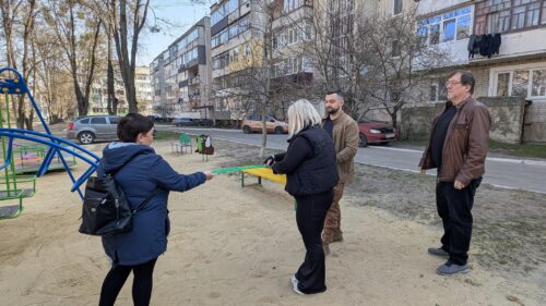 Власним коштом — заради пам'яті: у Славуті дружина полеглого Воїна облаштувала дитячий майданчик