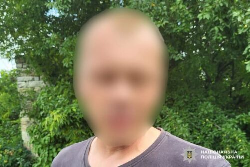 Погрожував рідній матері й не зупинився після суду: на Хмельниччині сина-кривдника знову судитимуть