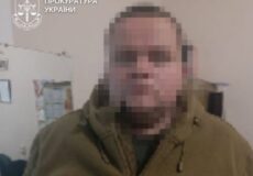 Нажився на горі матері зниклого військового: шахрая з Нетішина засудили за аферу на понад 2 мільйони