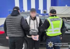 Шокуюче шахрайство: на Хмельниччині у матері полеглого воїна виманили понад мільйон гривень