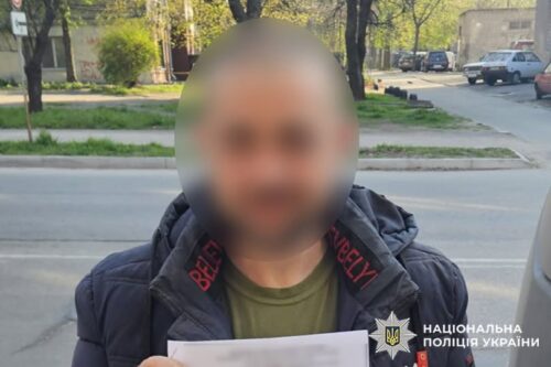 Взяв гроші за вікна і зник: на Хмельниччині чоловік ошукав клієнток на 37 тисяч гривень