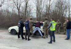 Незаконне переправлення військовозобов’язаного за кордон: на Хмельниччині трьом спільникам повідомлено про підозру