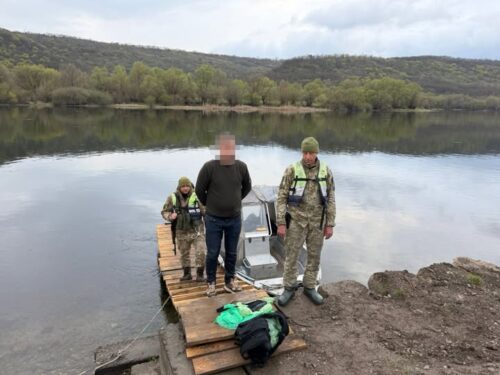 Чоловік із рюкзаком за плечима пустився в крижаний Дністер заради перетину кордону