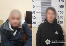 Били руками й ногами: у Шепетівці затримали чоловіка та жінку за жорстокий напад на 50-річного