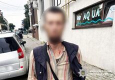 У Хмельницькому суд призначив покарання зловмиснику, який пограбував жінку