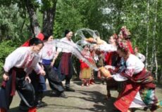 Поливаний понеділок: що стоїть за традицією обливання водою