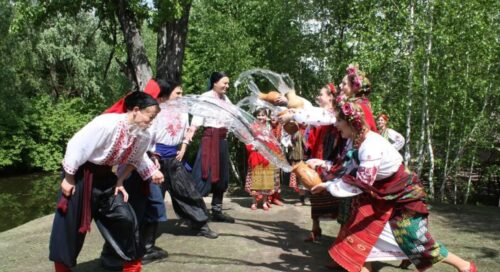 Поливаний понеділок: що стоїть за традицією обливання водою