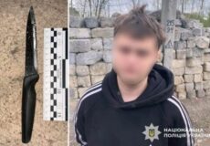 Кров після сварки: на Хмельниччині гість повернувся і вдарив господаря ножем