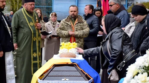 Через два роки після останнього бою: у Шепетівці прощалися із Олександром Кузнєцовим