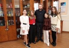 На Хмельниччині відзначили дітей із проєкту «Подружки»