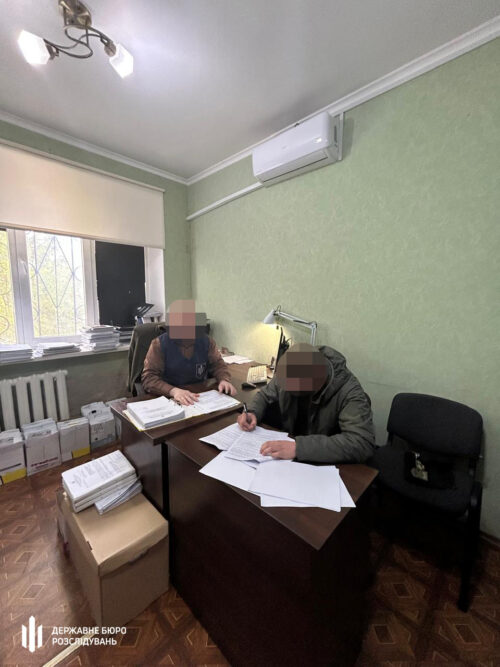 Вимагав інтиму в бліндажі, а після відмови бив і обпалив обличчя: військового на Хмельниччині підозрюють у катуванні колишньої