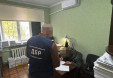 Вимагав інтиму в бліндажі, а після відмови бив і обпалив обличчя: військового на Хмельниччині підозрюють у катуванні колишньої