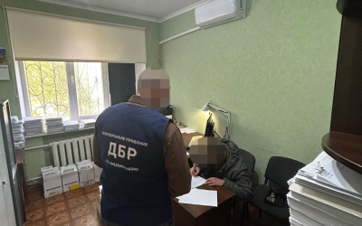 Вимагав інтиму в бліндажі, а після відмови бив і обпалив обличчя: військового на Хмельниччині підозрюють у катуванні колишньої