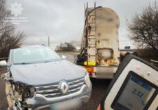 Вдарив вантажівку на автодорозі і зник: чим закінчилась втеча водія на Хмельниччині