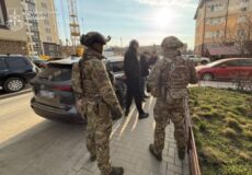 На Хмельниччині чоловіки видавали себе за працівників СБУ та вимагали кілька десятків тисяч доларів у лікарки
