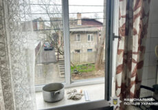 Прибирання закінчилося трагедією: пенсіонерка випала з вікна