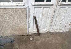 Жорстокість без меж: чоловік забив собаку, яка застрягла в паркані