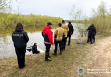 Дитяча прогулянка на велосипеді обернулась трагедією: 3-річного хлопчика знайшли мертвим, а 4-річного досі шукають