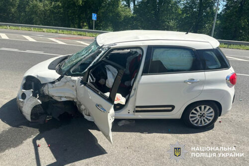 Зіткнення мікроавтобуса та автівки на Хмельниччині: травмувалися двоє людей