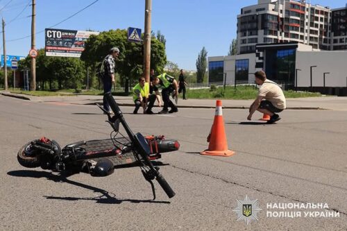 ДТП у Хмельницькому: водій самоката проїхав «на червоне» та врізався в авто