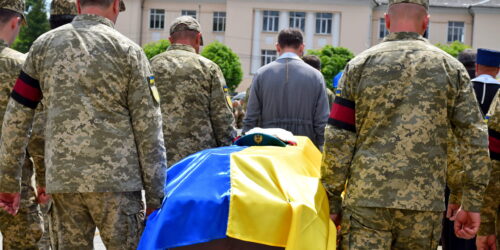 Два роки надії та скорботи: у Шепетівці попрощалися із морським піхотинцем