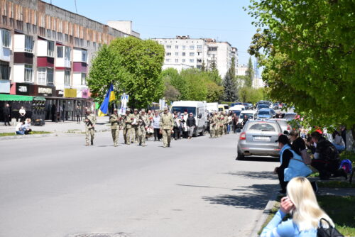 «Я вмію… Я знаю… То хто, як не я?»: Шепетівська громада провела в останню дорогу оператора БпЛА Олега Лізанця