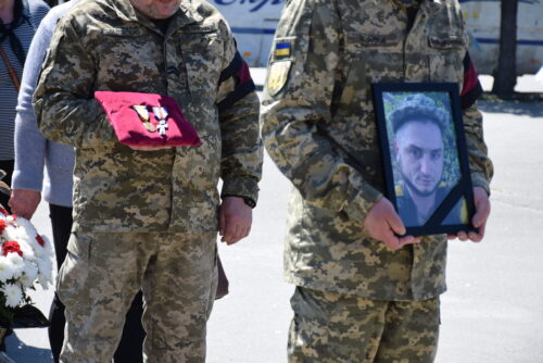 «Я вмію… Я знаю… То хто, як не я?»: Шепетівська громада провела в останню дорогу оператора БпЛА Олега Лізанця
