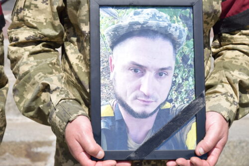 «Я вмію… Я знаю… То хто, як не я?»: Шепетівська громада провела в останню дорогу оператора БпЛА Олега Лізанця