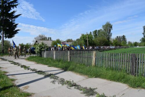 Повернувся з-за кордону, щоб захищати Україну: на Шепетівщині попрощалися з полеглим Героєм