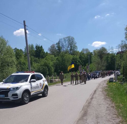 Живий коридор шани і сльози односельців: Судилківська громада прощалася з полеглим Героєм