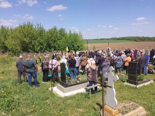Живий коридор шани і сльози односельців: Судилківська громада прощалася з полеглим Героєм