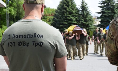 Назавжди 28: у Шепетівці провели в останню земну дорогу Захисника із позивним «Ґоґа»