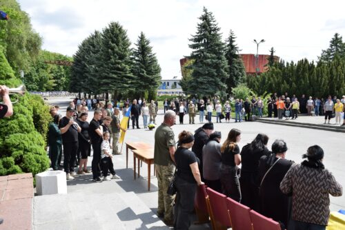 Назавжди 28: у Шепетівці провели в останню земну дорогу Захисника із позивним «Ґоґа»