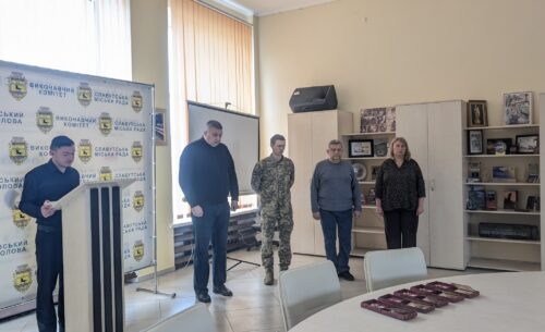 У Славутській громаді рідним полеглих Воїнів передали державні нагороди