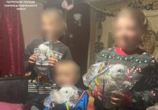 Сигнал про неналежний догляд: у селі на Хмельниччині поліцейські втрутилися в ситуацію з дітьми