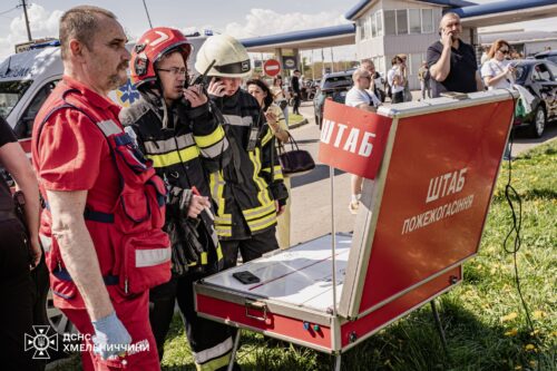 45 рятувальників та 10 одиниць техніки: у Хмельницькому ліквідували пожежу в автосалоні