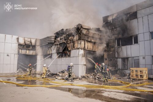 45 рятувальників та 10 одиниць техніки: у Хмельницькому ліквідували пожежу в автосалоні