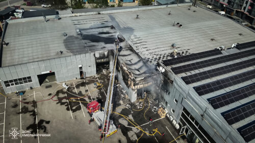45 рятувальників та 10 одиниць техніки: у Хмельницькому ліквідували пожежу в автосалоні